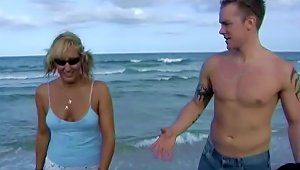 Banging A Babe He Met On The Beach