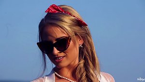 Vixenish Blonde Solo Model Enjoys Fingering Her Twat Outdoors